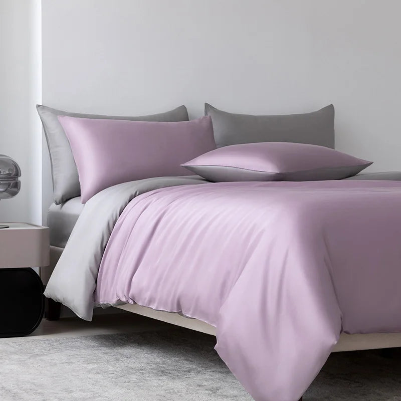 Luxuriöses Lavendel-Bambus-Duvetcover-Set auf einem Bett mit grauen Kissen und Bettwäsche.
