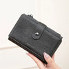 Portefeuille rabattu noir RFID, texture cuir et accent métallique, tenu par la main
