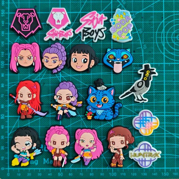 Collection de charms de chaussures de personnages de dessins animés chibi, featuring d'anciens anime et cartoons.