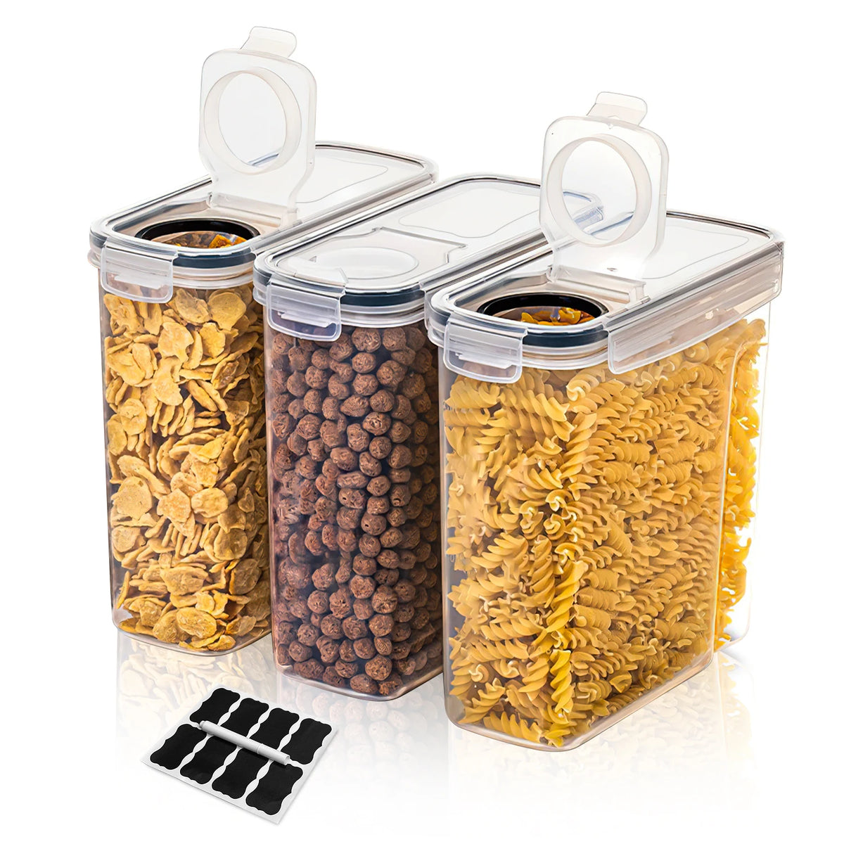 Tres recipientes transparentes y herméticos llenos de diferentes granos de cereal como granola, pellets y pasta.