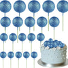 Eine Sammlung von 20 blauen Glitzer-Ball-Kektoppern auf grünen Stäbchen.