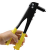 Une main tient un jeu d'outils de rivetage professionnel lourd noir et jaune.