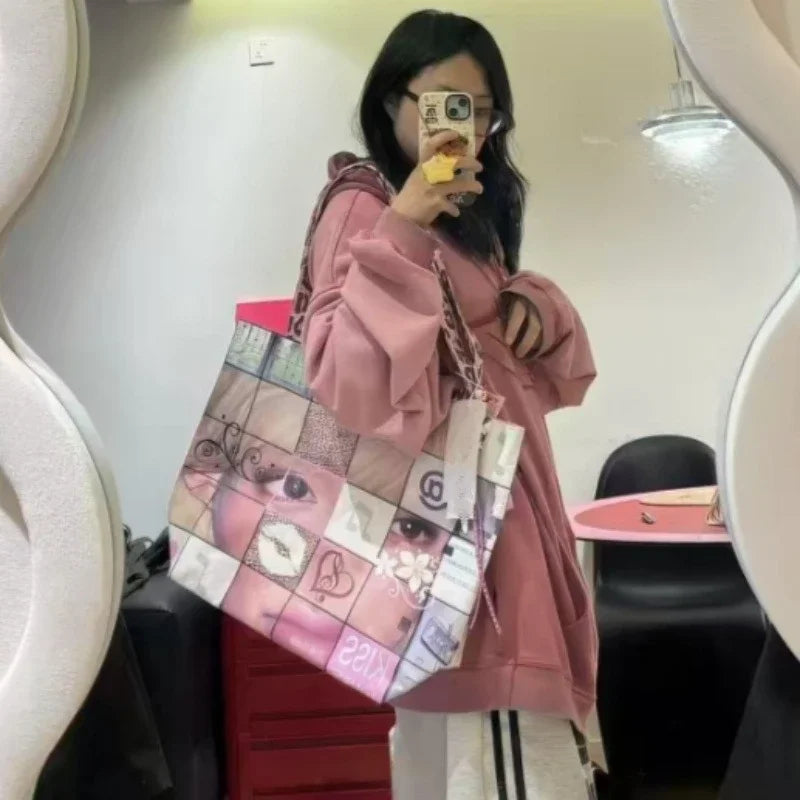 Eine Person hält eine pinke Y2K Leopardenmuster-Patchwork-Tasche in einem Selfie drinnen.