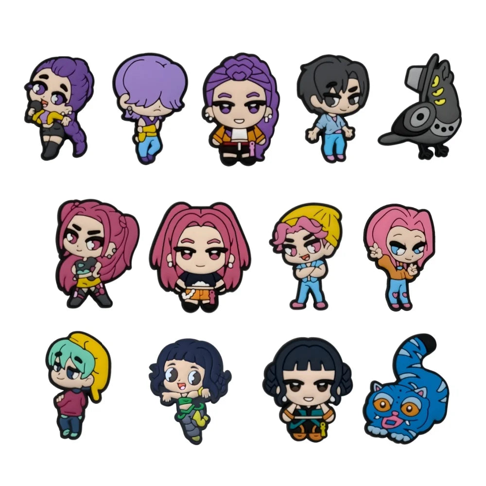 Collection de charms de chaussures de personnages de dessins animés chibi avec des cheveux violets, roses et noirs.
