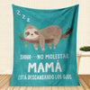 Türkise Decke mit einem Sloth-Bild und spanischer Schrift, die 'Shhh keine Störung Mama ruht' bedeutet