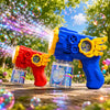 Blaues und orangefarbenes automatisches Seifenblasenpistolenspielzeug, das bunte Luftblasen im Freien auslöst.