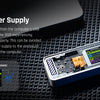 Blaue 15W Aux-Stromversorgungseinheit, angeschlossen an ein NVMe SSD-Gehäuse mit LCD-Display.