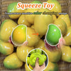 Eine Hand presst ein gelbes, temperaturempfindliches, farbwechselndes Mango-Squeeze-Spielzeug.