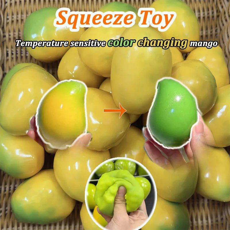 Eine Hand presst ein gelbes, temperaturempfindliches, farbwechselndes Mango-Squeeze-Spielzeug.