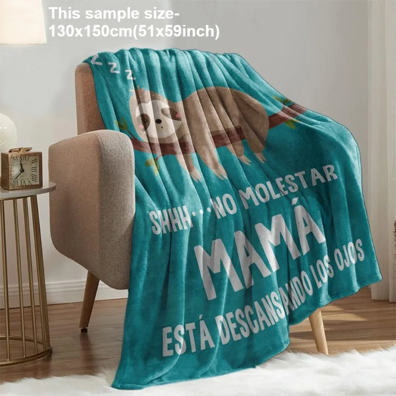 Türkis-gestrickter Decke mit Grafik und Text: 'SHHH NO MOLESTAR MAMÁ ESTÁ DESCANSANDO LOS OJOS'