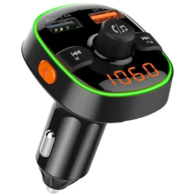 Chargeur Bluetooth FM voiture noir avec double port USB et commandes, affichant la fréquence 106.0.