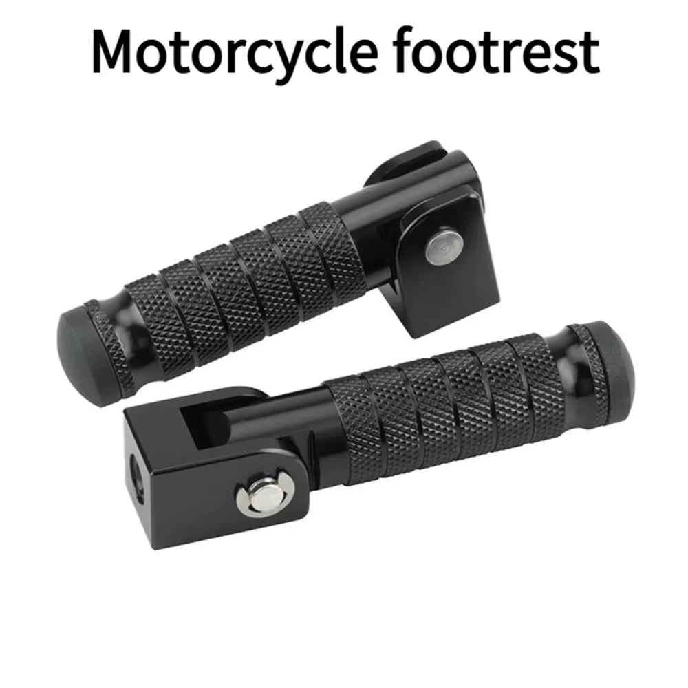 Nahaufnahme eines schwarzen Motorradfußrests mit strukturierten Griffen und Befestigungsmaterial.