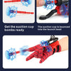 Eine Hand mit roter Handschuh zieht einen Abzug, um eine Saugnapfpatrone aus einem Startkopf zu feuern.