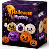 Una caja de misterios de Halloween con juguetes en forma de calabaza e imágenes espeluznantes.