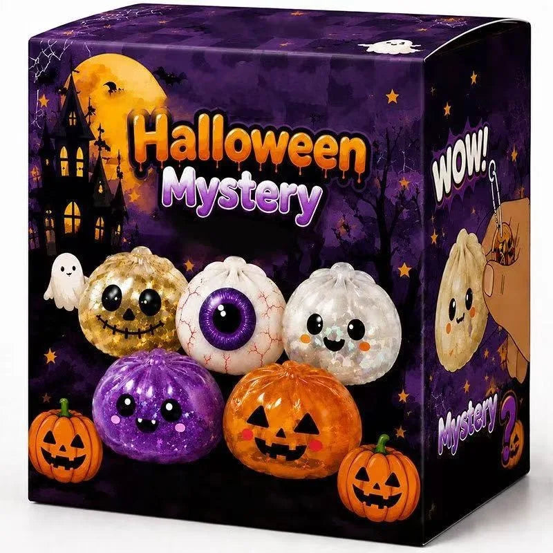 Una caja de misterios de Halloween con juguetes en forma de calabaza e imágenes espeluznantes.
