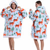 Eine Frau modelliert einen gemütlichen, lappigen Oversize-Fleece-Hoodie in Weiß- und Orangetönen.