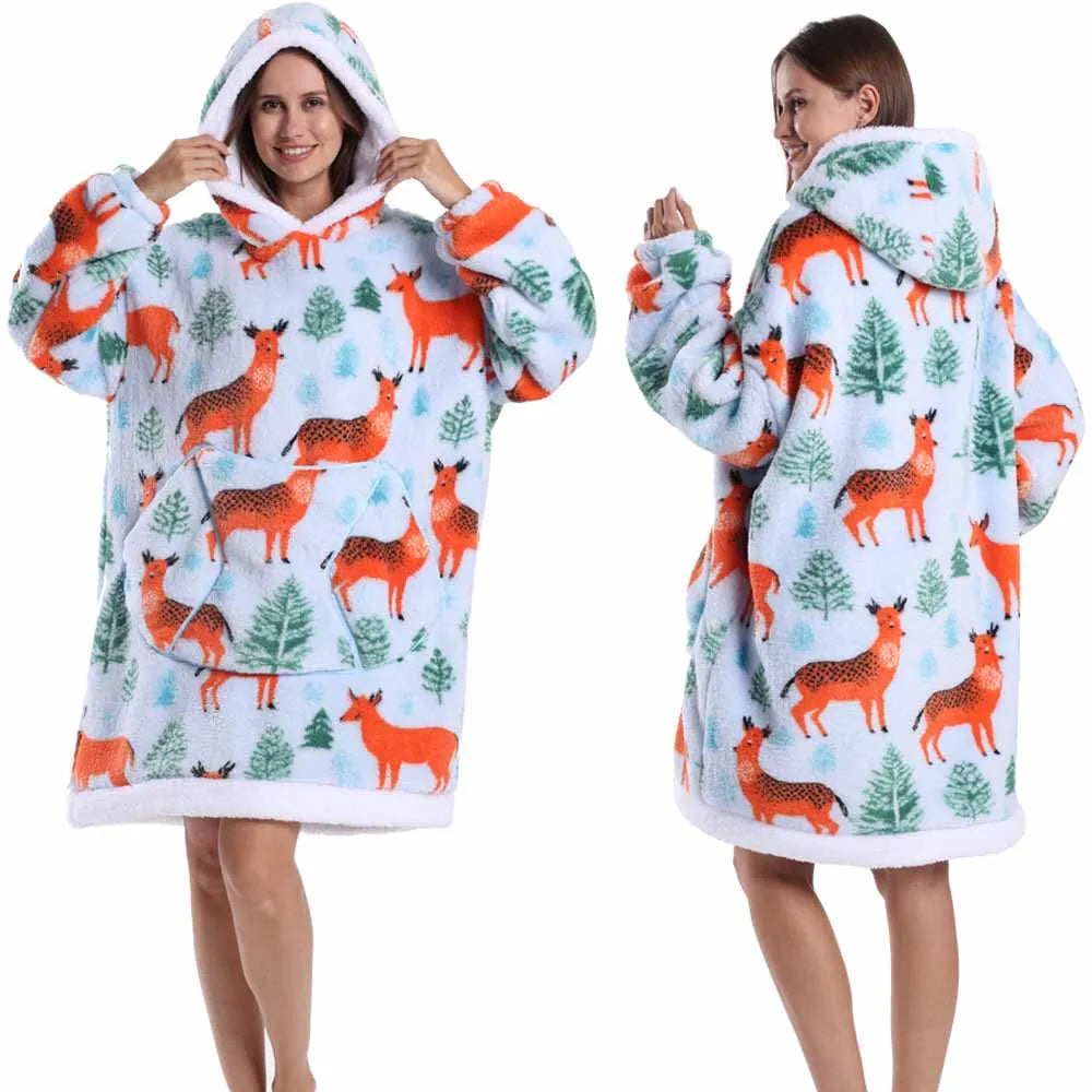 Eine Frau modelliert einen gemütlichen, lappigen Oversize-Fleece-Hoodie in Weiß- und Orangetönen.