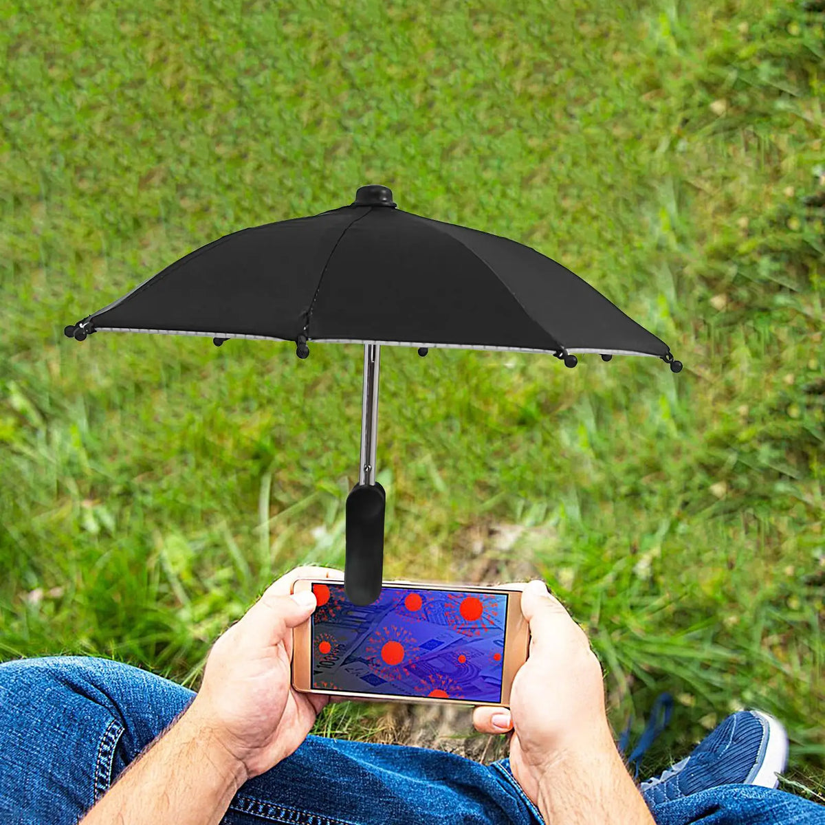 Eine Hand hält eine schwarze Clip-on-Handyhülle über ein Smartphone in einer grünen, bewachsenen Umgebung.