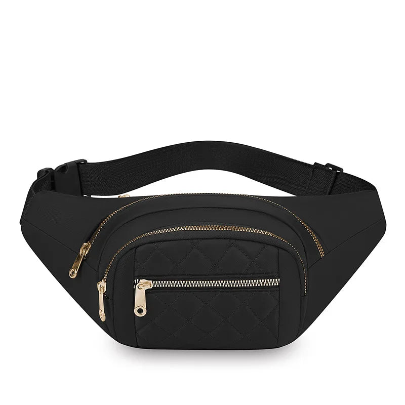 Sac bandoulière en nylon matelassé noir avec détails de fermeture éclair dorée.