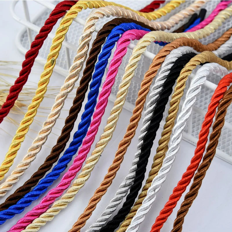 Eine Sammlung farbenfroher Polyester-geflochtener Schnüre in verschiedenen Farbtönen wie rot, gelb, blau, pink, braun, schwar
