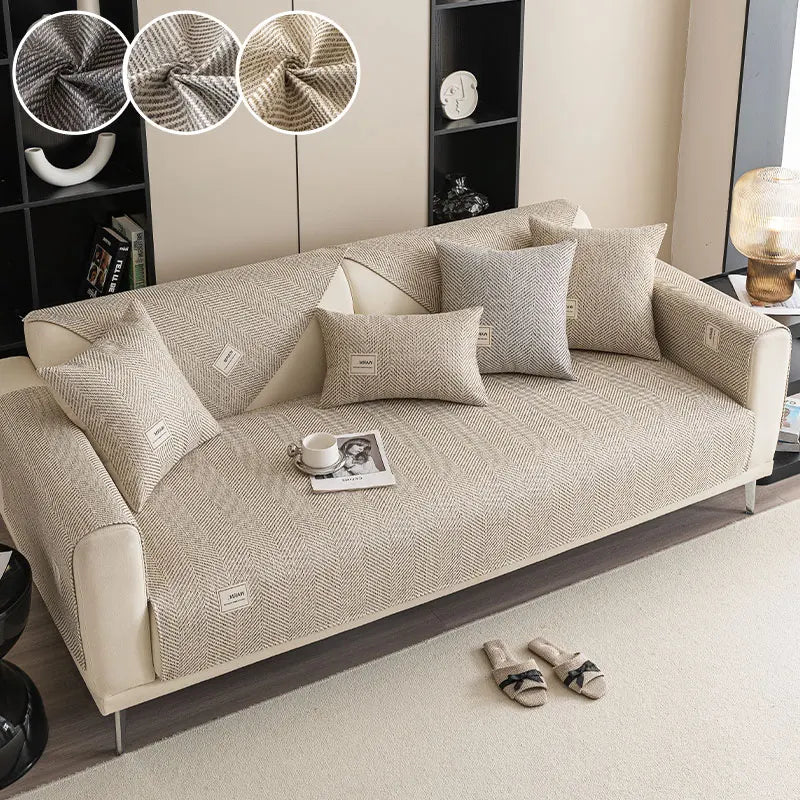 Un coussin de canapé beige à tissu texturé est exposé sur un sol clair.