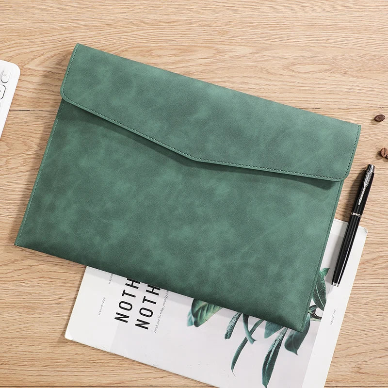 Un classeur organisateur de documents A4 en cuir PU vert foncé, posé sur une surface en bois clair.
