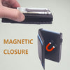 Eine Hand hält eine schwarze, schlanke Aluminium-Karteinhülle mit magnetischem Verschluss, die Bargeld zeigt.