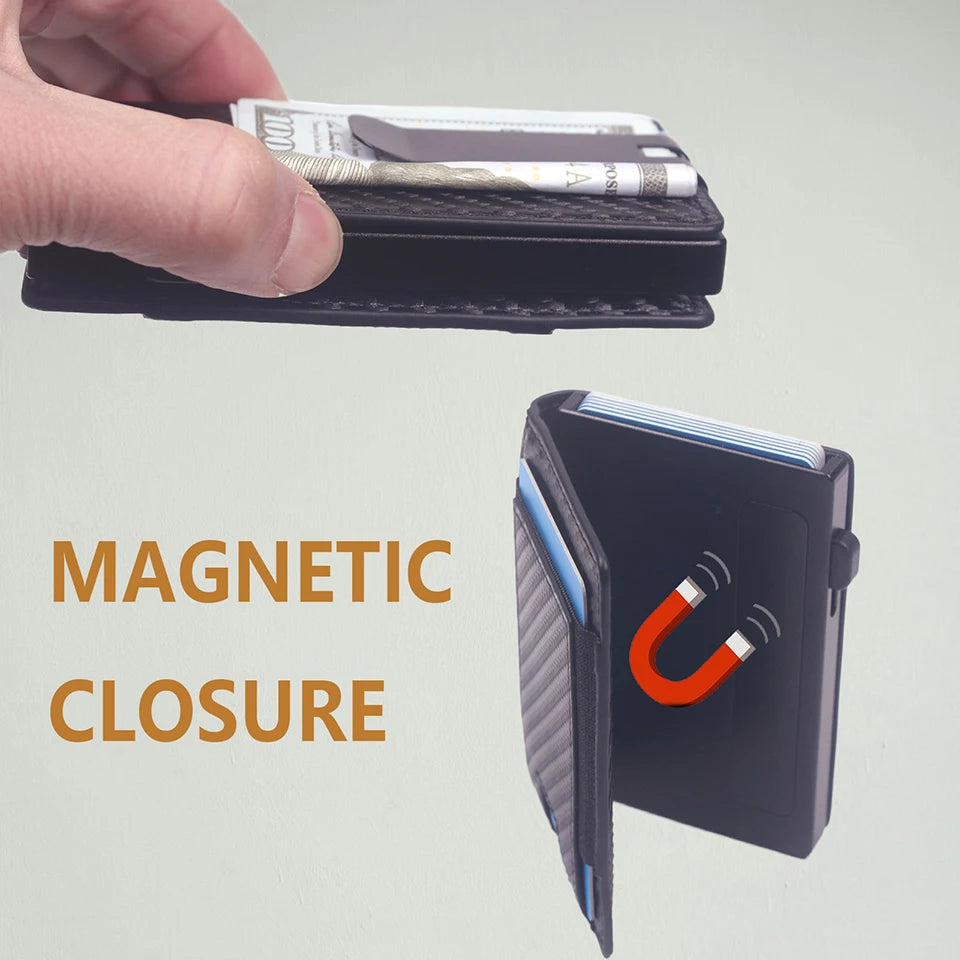 Eine Hand hält eine schwarze, schlanke Aluminium-Karteinhülle mit magnetischem Verschluss, die Bargeld zeigt.
