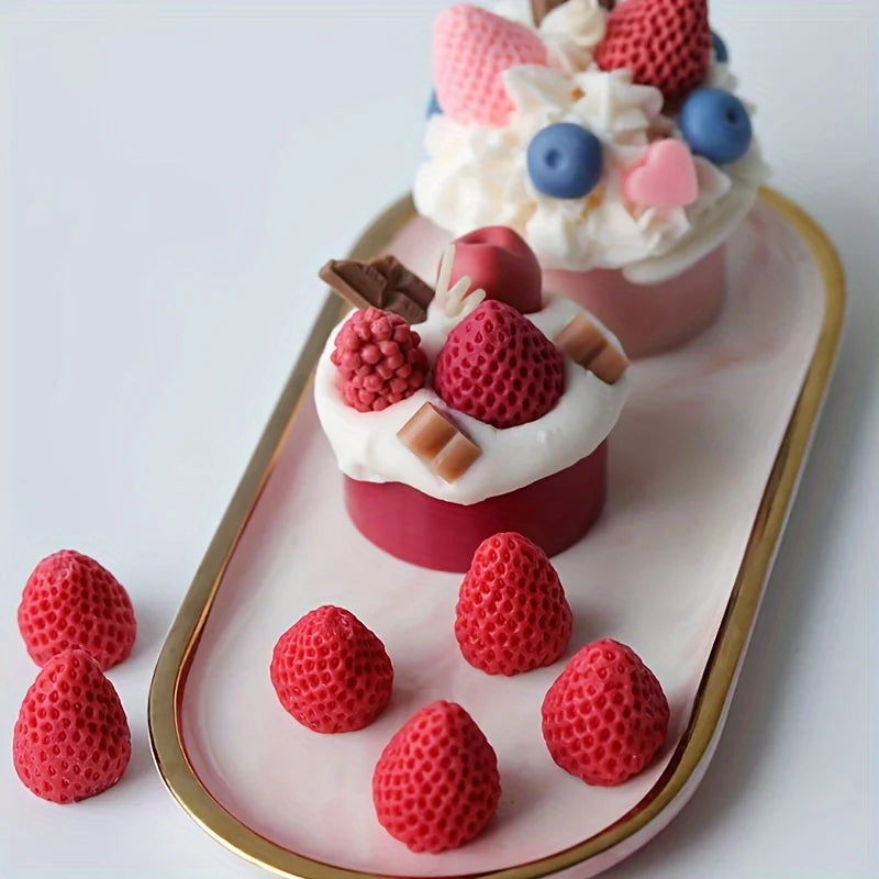 Dessert pink et blanc avec fraises et crème sur un plateau.