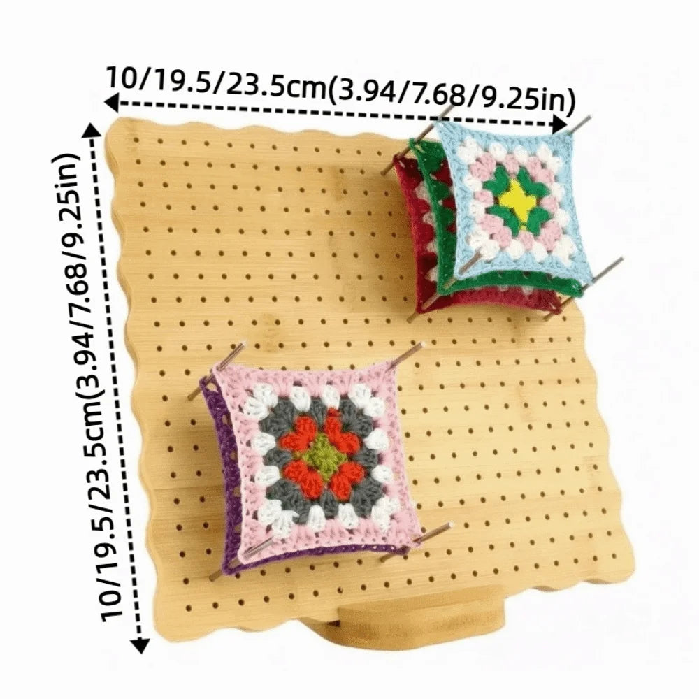 Holz-Häkel-Blockierbrett-Set mit farbigen Häkelquadraten und einer Messskala.