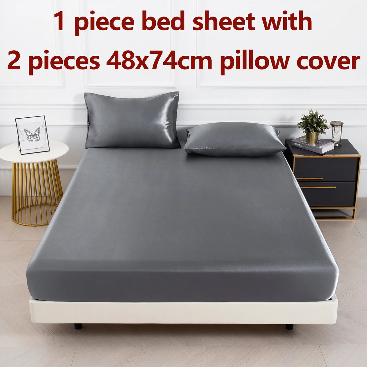 Ein einzelnes graues Bett mit passender Decke und zwei Kissenbezügen auf einem hellen Holzfußboden.