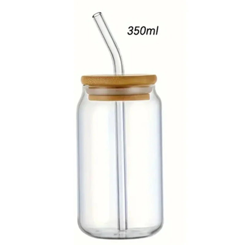 Vaso de vidrio con forma de cerveza y tapa de bambú con pajita