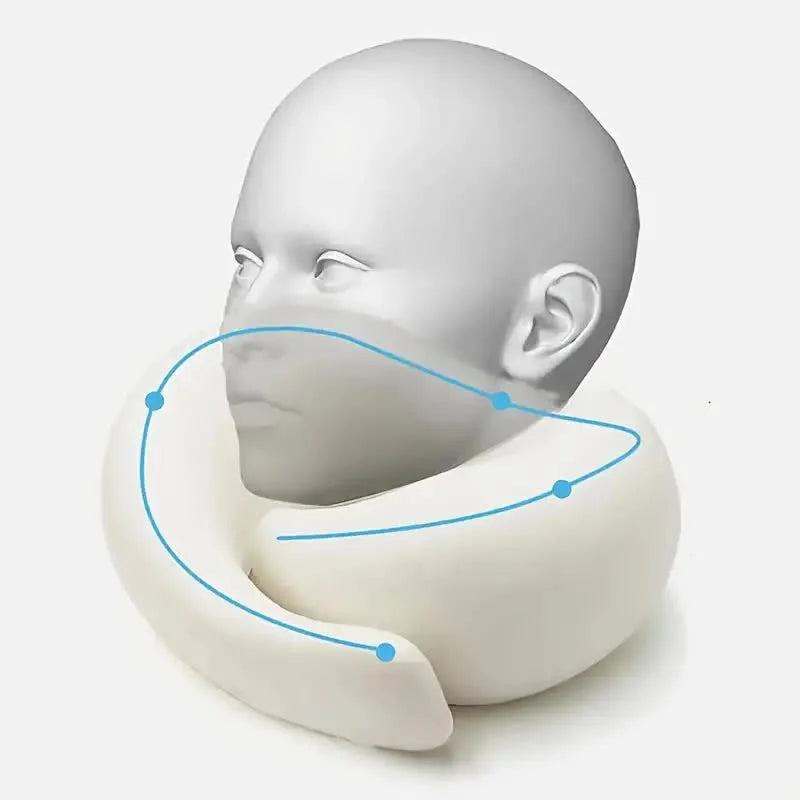 Oreiller de voyage en mousse à mémoire de forme blanc et contourné, vue de profil.