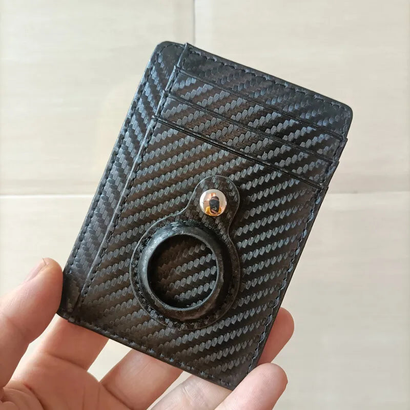 Primer plano de una billetera negra texturizada con una ranura circular para un AirTag.