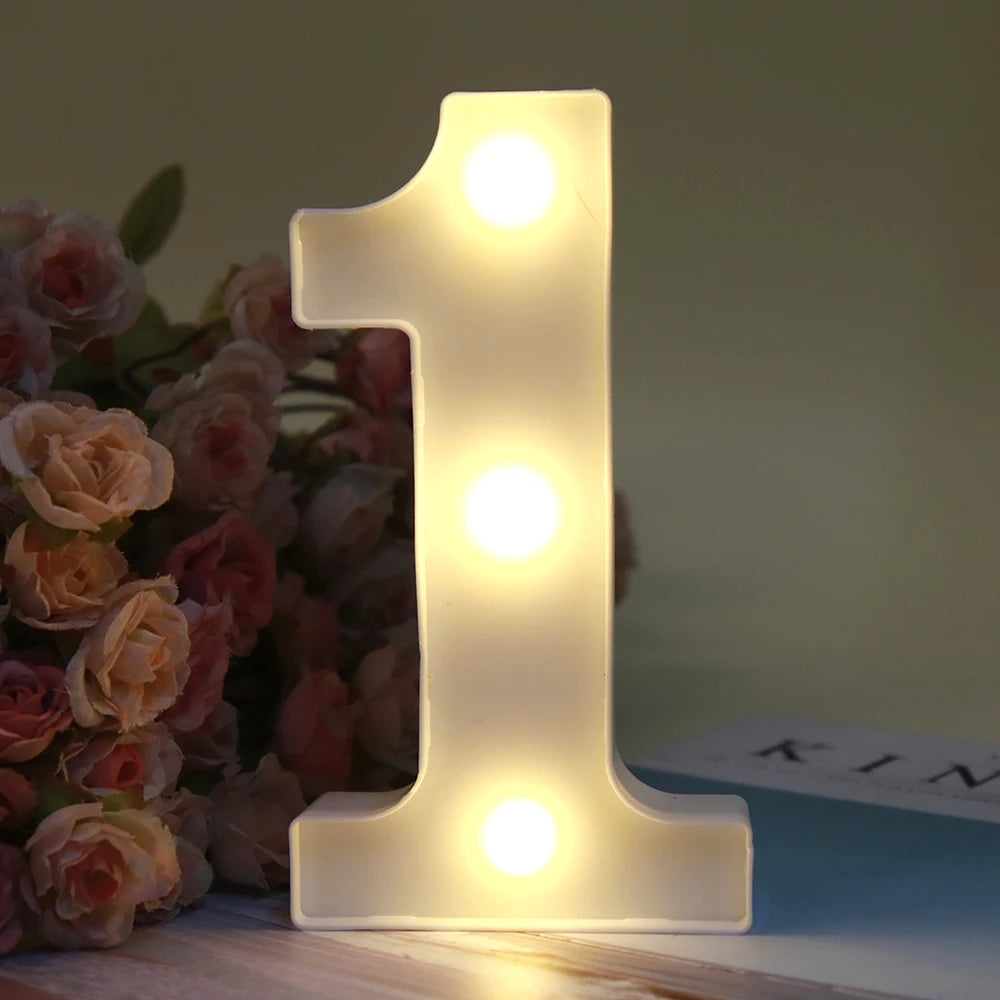 Lumière nocturne en forme de chiffre un, lettre alphabet blanche LED lumineuse sur une surface en bois.