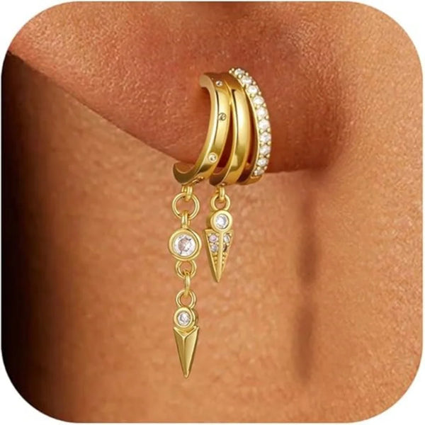 Pendientes de aro triple bañados en oro con anillos apilados y charms de lágrima colgantes