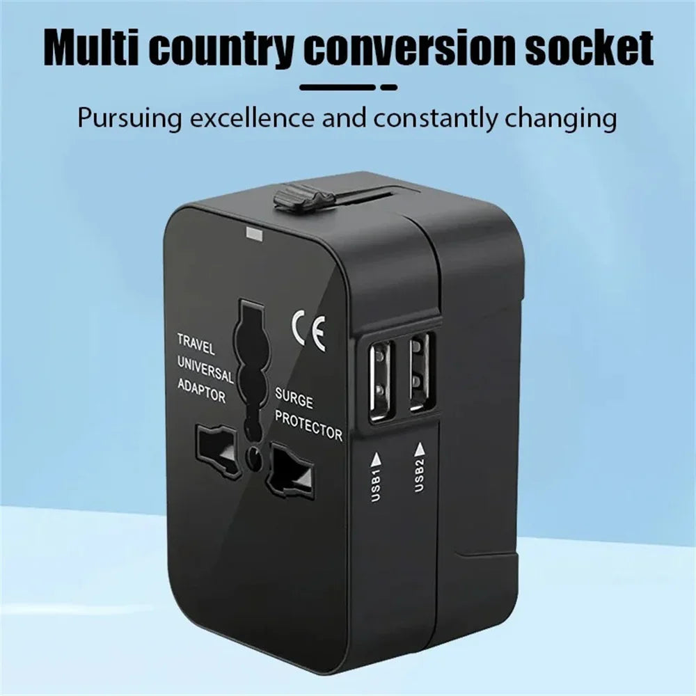 Schwarzer Mehrfach-Reiseadapter mit USB-Anschlüssen und Überspannungsschutz.