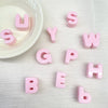 Perles en acrylique roses formant les lettres 'S U Y S W G P B H