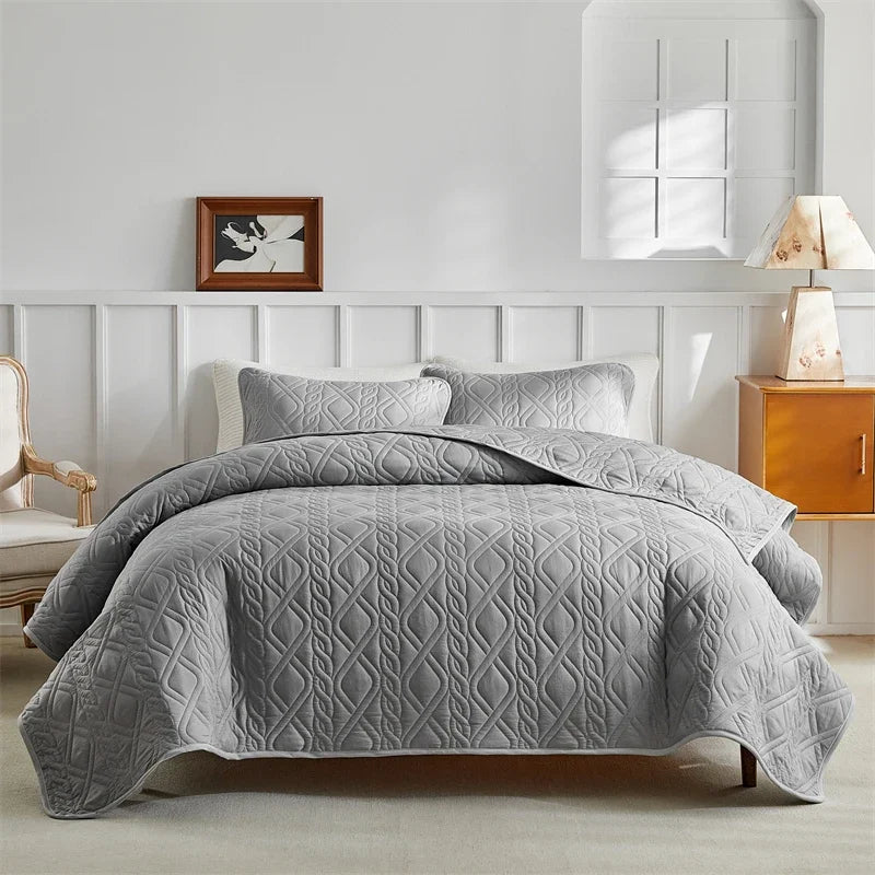 Lightweight All-Season Quilted Bedding Set with Pillow Shams