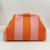 Clutch tejido con rayas verticales de tela rosa melocotón y naranja.