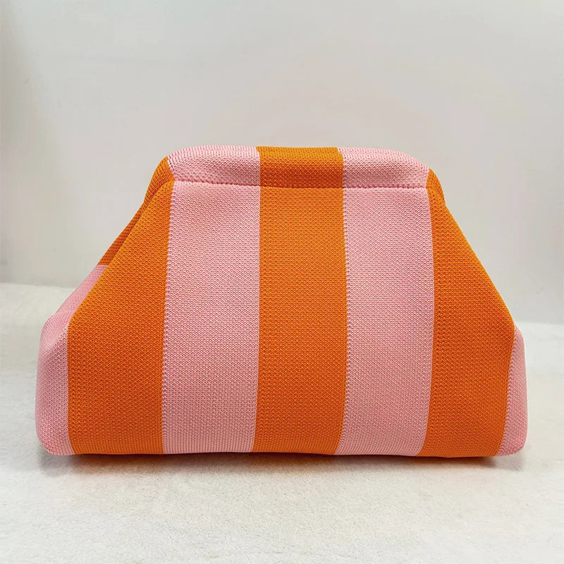 Clutch tejido con rayas verticales de tela rosa melocotón y naranja.