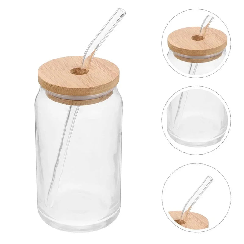Vaso de vidrio con forma de cerveza y tapa de bambú con pajita