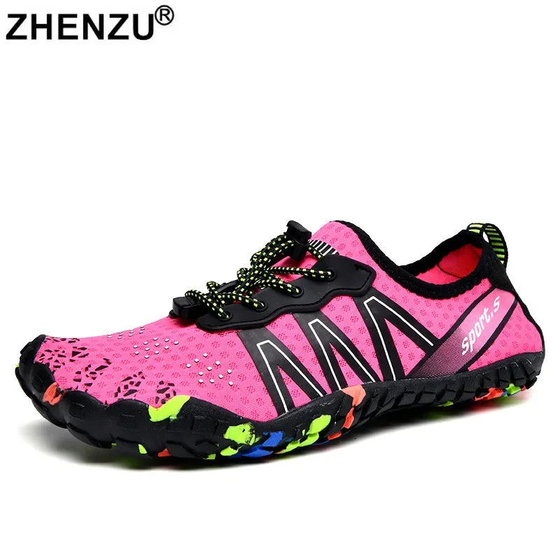 Zapatillas deportivas de secado rápido rosa y negro con suelas de drenaje, vistas de lado.