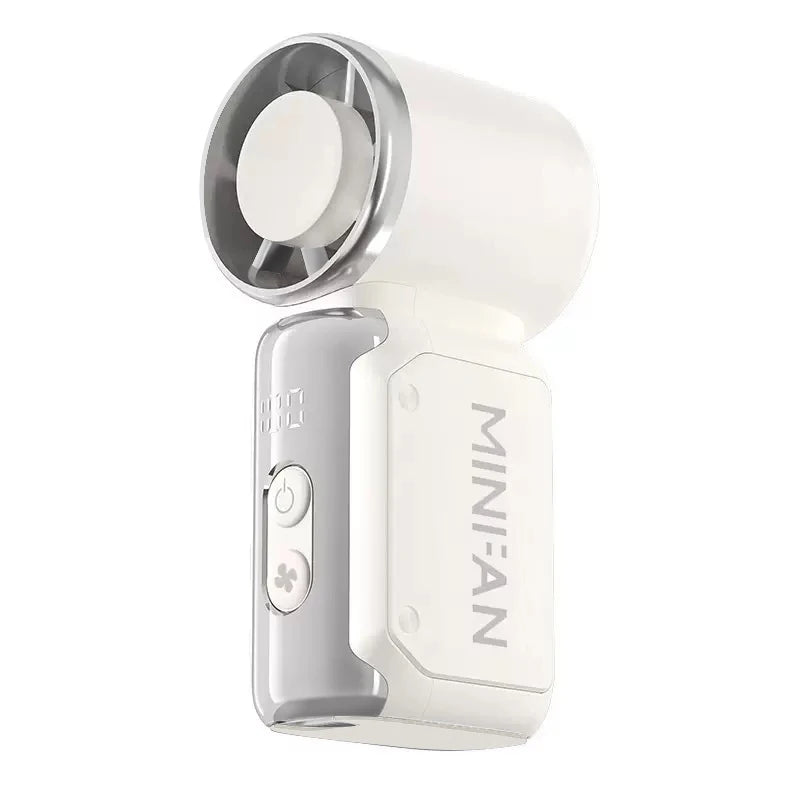 Ventilateur portable blanc avec grille argentée et interrupteur marche/arrêt.