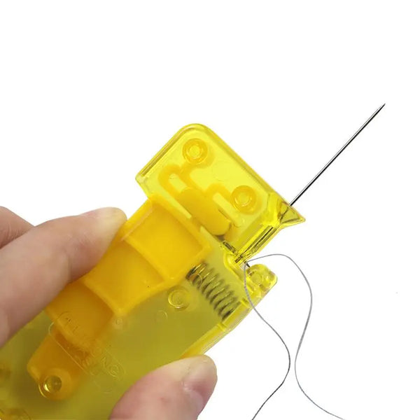 Una mano sosteniendo una herramienta automática de enhebrado con aguja fina visible.