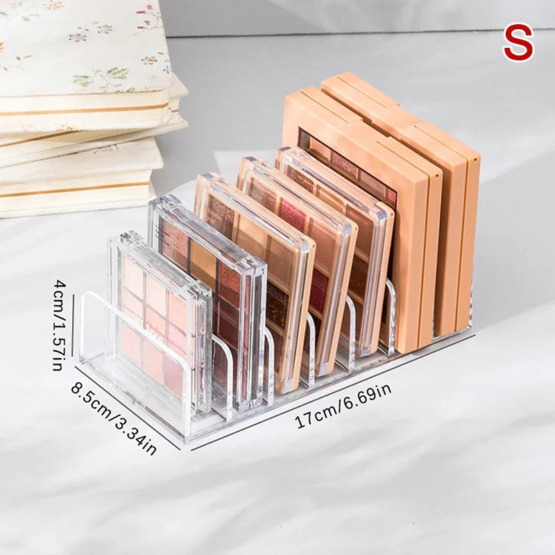 Klares Acryl-Organizer, das zehn rechteckige Make-up-Paletten in Rosa- und Beige-Tönen aufbewahrt.