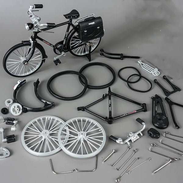 Collection de pièces et modèle de vélo rétro, incluant roues, guidon et composants.