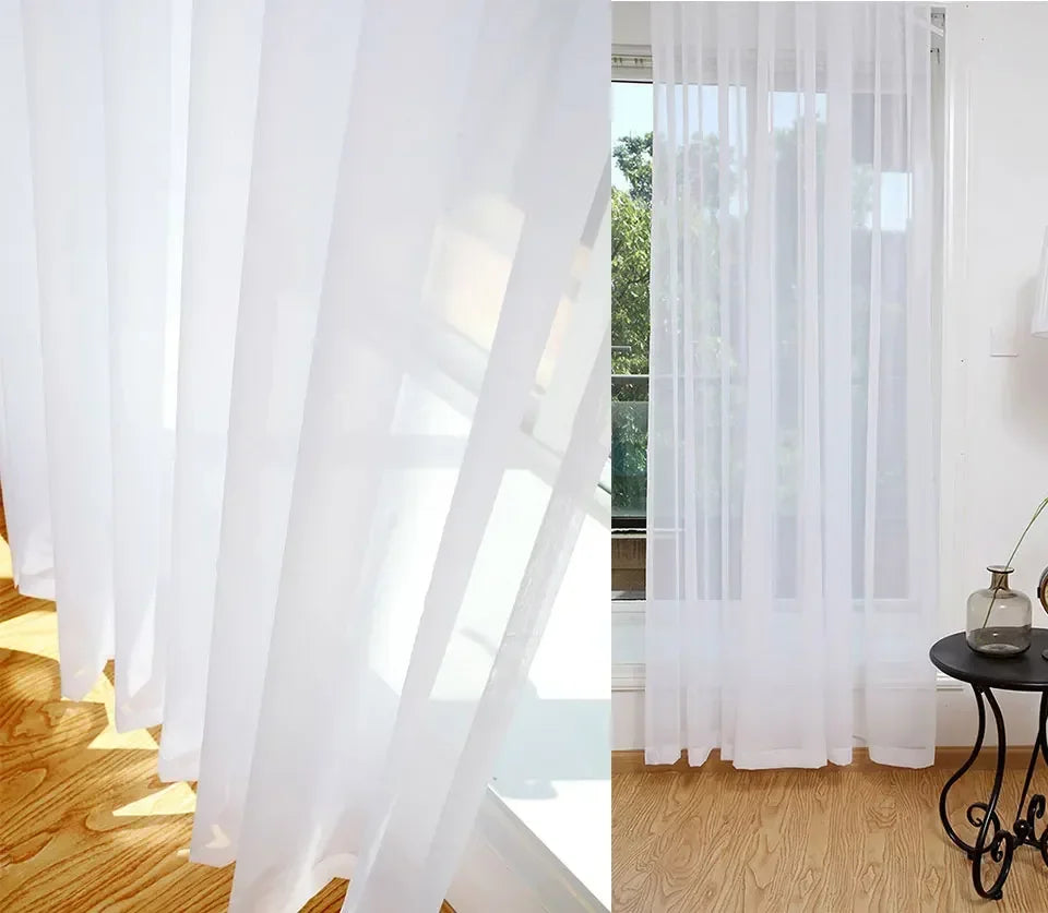 Durchscheinende weiße Tüllvorhänge im Fenster, die weiches Licht hereinlassen.