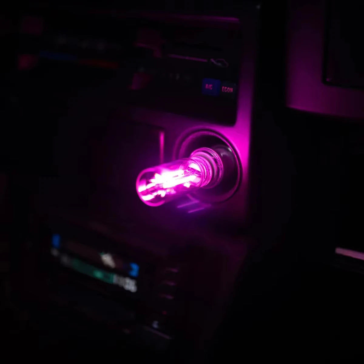 Nahaufnahme einer USB-berührungsgesteuerten LED-Glühfaden-Nachtleuchte, die hellrosa im Dunkeln leuchtet.