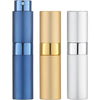Un set de tres atomizadores de perfume cilíndricos en acabados azul, dorado y plateado.